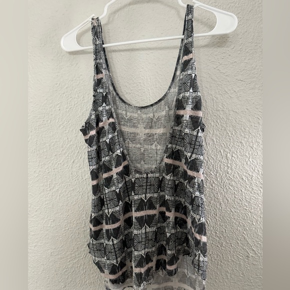 Joe’s flowy tank - Picture 2 of 3